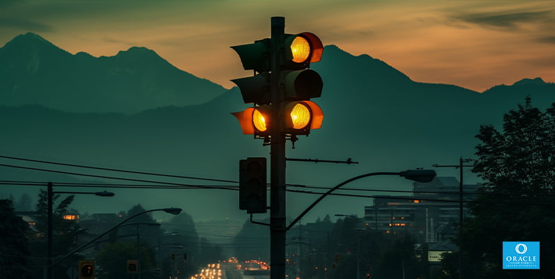 Un semáforo con luz verde, luz amarilla y luz roja.