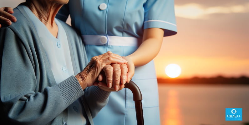 Concepto de abuso de ancianos: persona mayor cogida de la mano con un cuidador