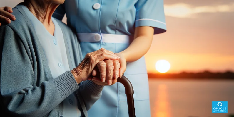 Concepto de abuso de ancianos: persona mayor cogida de la mano con un cuidador