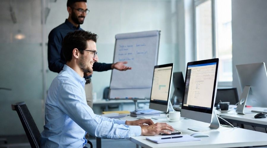 Compensación laboral en Anaheim: Lo que los empleados lesionados deben saber en 2026 2 Un trabajador aprende nuevas habilidades en una computadora en un centro de capacitación, el instructor lo asiste al fondo, tono optimista, entorno de aula moderno, iluminación suave, ambiente profesional y motivador, alto nivel de detalle,