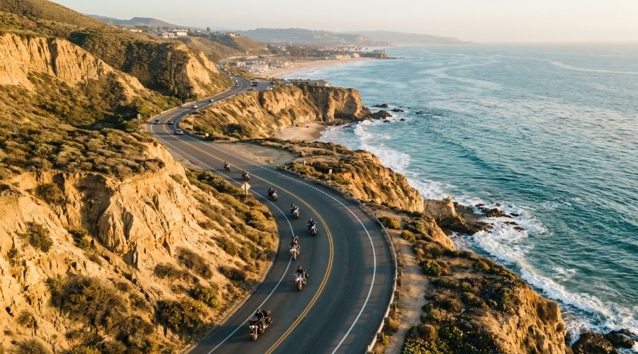 Un abogado especializado en lesiones personales se reúne con un motociclista lesionado en un moderno bufete de abogados de California, ambiente profesional y empático, escena realista de consulta legal, iluminación natural, estilo documental realista.