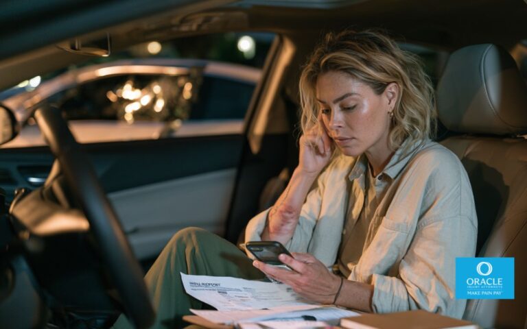 Fotografía editorial cinematográfica fotorrealista de un conductor herido sentado solo en un coche aparcado durante la hora azul, dudando mientras recibe una llamada de **"Reclamación de Seguros"** en su teléfono inteligente. Un informe policial, documentación médica y una libreta reposan en el asiento del copiloto. Sutil reflejo del coche dañado en el parabrisas, expresión tensa pero natural, ambientación realista del sur de California, estética editorial legal sofisticada, iluminación suave del salpicadero y de las farolas, poca profundidad de campo, composición horizontal 16:9 con espacio negativo para un titular. Sin logotipos, texto legible, marcas de agua, clichés ni lesiones exageradas.