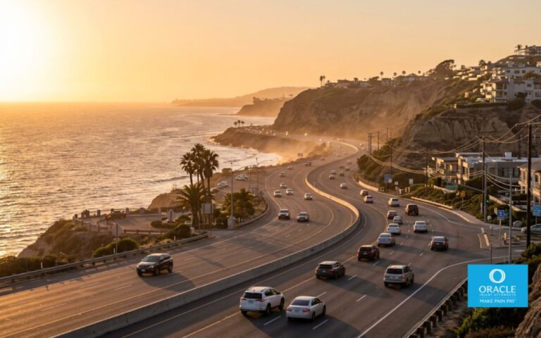 Reclamaciones por accidente de coche en Newport Beach: la autopista Pacific Coast Highway serpentea a través de Newport Beach al atardecer con vistas al océano.
