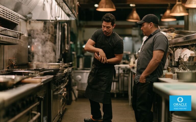 Un trabajador de un restaurante resultó herido en una concurrida cocina comercial durante el servicio de cena.
