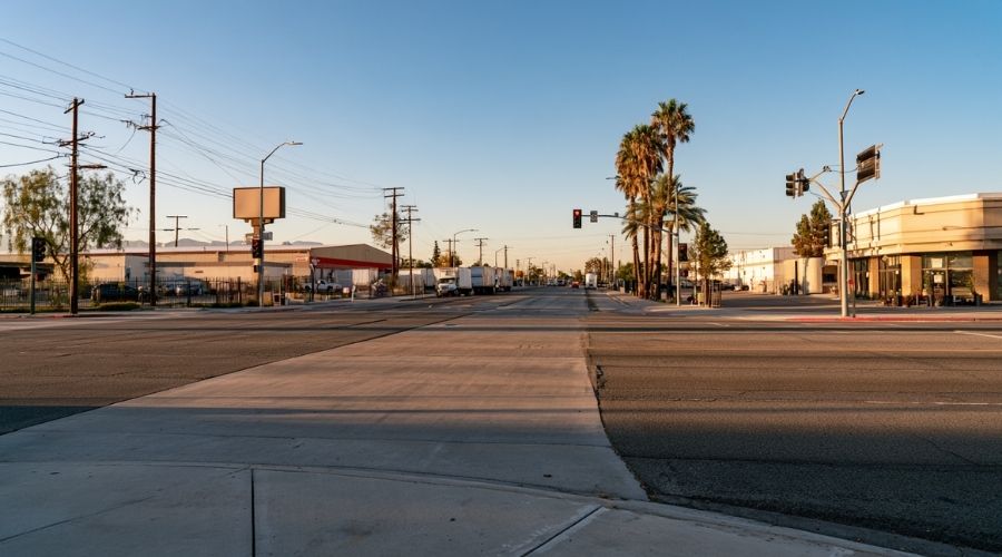 Demandar a un conductor sin seguro en California: demanda civil en un escritorio junto a una calculadora y registros financieros.
